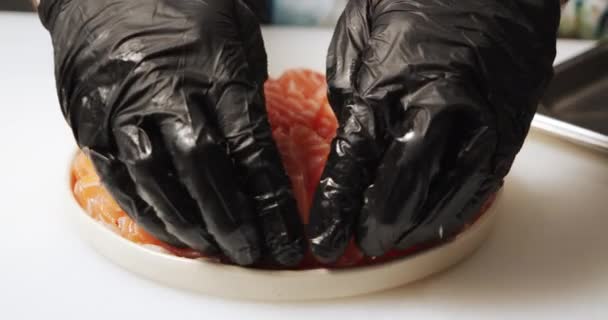 厨师手拿着手套在盘子里准备一道鲑鱼和大葱沙拉的特写镜头 — 图库视频影像