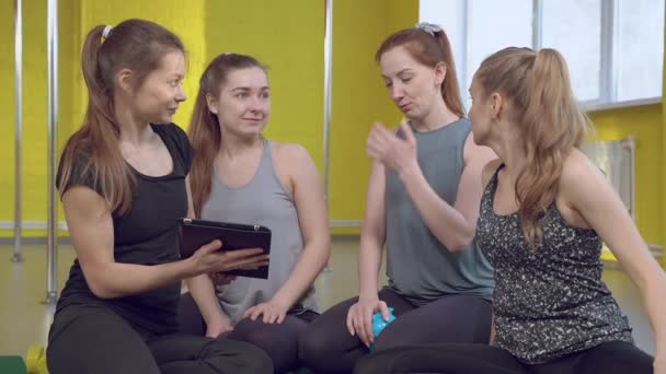 Groep Jonge Sportieve Vrouwen Praten Discussiëren Een Trainingsplan Tijdens Een — Stockvideo