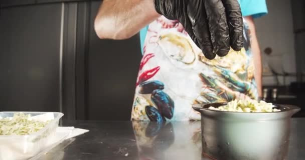 Großaufnahme Männliche Köchin Hände Handschuhen Kochen Zwiebelsuppe Mit Käsekruste Einem — Stockvideo