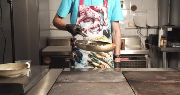 一名戴着手套的厨师在厨房里用贻贝和西红柿烹调意大利卡拉面的特写镜头 — 图库视频影像