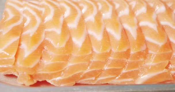 在盘子里把美味的新鲜鲑鱼片包起来 — 图库视频影像