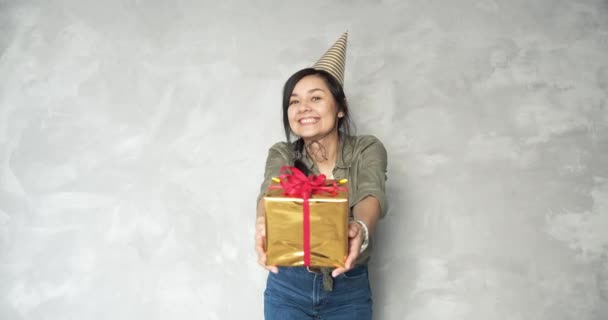 Портрет Счастливой Молодой Женщины Шляпе Подарочной Коробкой Танцующей Сером Фоне — стоковое видео