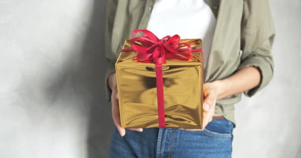 Primer Plano Las Manos Femeninas Sosteniendo Una Caja Regalo Brillante — Vídeos de Stock