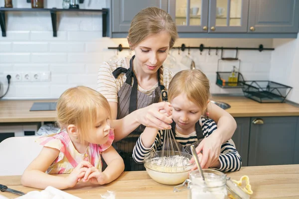 Gelukkig Gezin Jonge Moeder Twee Kleine Dochters Bereiden Deeg Voor Stockfoto