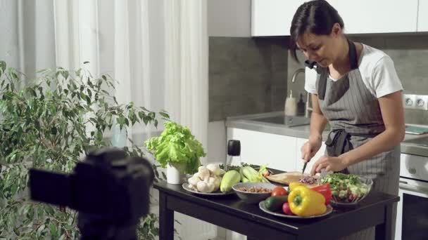 Attraente Giovane Donna Che Registra Video Una Sana Alimentazione Sulla — Video Stock