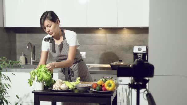 Jovem Atraente Gravando Vídeo Sobre Alimentação Saudável Câmera Digital Cozinha — Vídeo de Stock