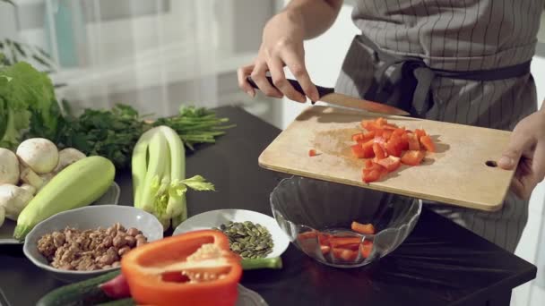 Gros Plan Mains Cuisinière Coupant Poivre Pour Salade Sur Une — Video