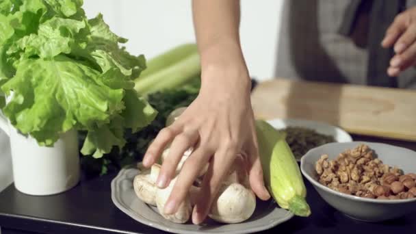 Close Mãos Femininas Pegando Champinhons Para Cozinhar Cozinha Alimentação Saudável — Vídeo de Stock