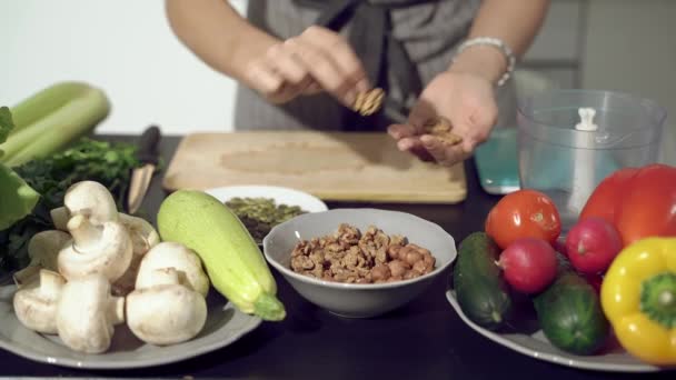 Close Mãos Femininas Escolhendo Nozes Para Fazer Salada Molho Nutrição — Vídeo de Stock