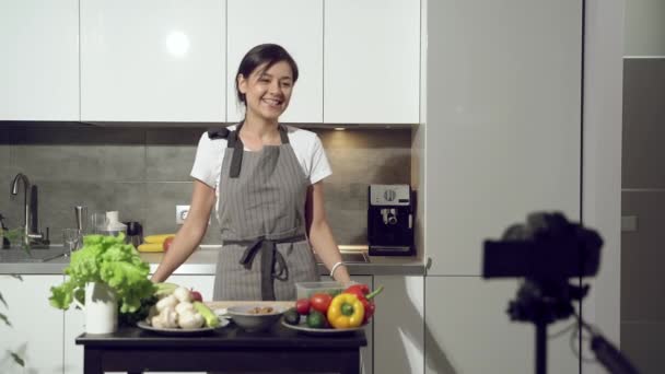 迷人的年轻女子在家里的厨房里用数码相机录下了一个关于健康饮食的视频 博客和社交媒体的概念 — 图库视频影像