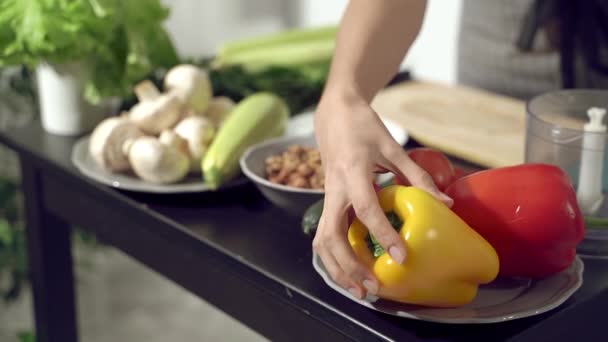Verduras Frescas Sobre Mesa Manos Femeninas Recogiendo Pimienta Tomates Para — Vídeos de Stock