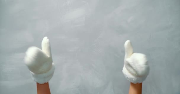 Zamknij Żeńskie Dłonie Białych Wełnianych Rękawiczkach Gestykulując Klaszcząc Szarym Tle — Wideo stockowe