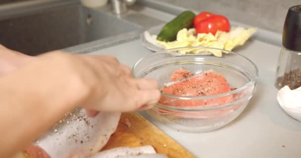 Close Mãos Femininas Conservando Fatias Salmão Fresco Cozinha — Vídeo de Stock