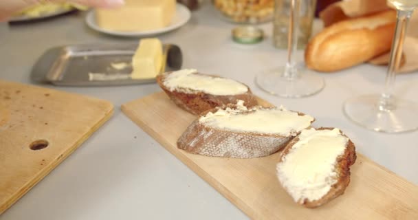 Kadınların Ellerini Kapayın Mutfakta Çavdar Ekmeği Tereyağı Peynirli Tost Pişirin — Stok video