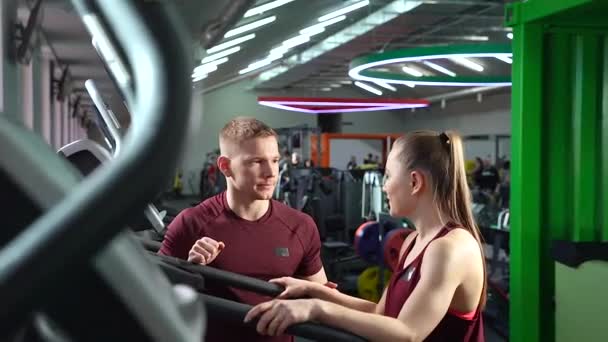 Snygg Tränare Pratar Med Ung Sportig Kvinna Gymmet — Stockvideo