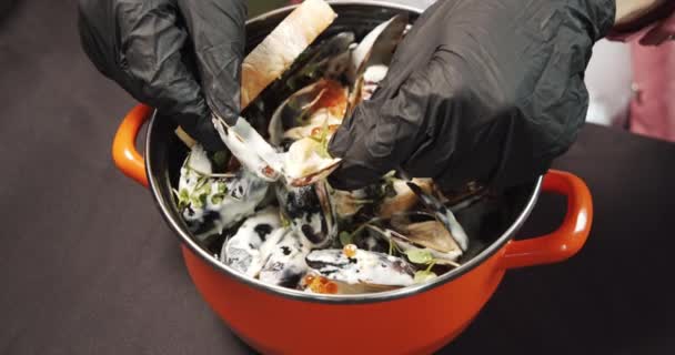 장갑을 조개를 소스에 그릇에서 캐비어를 꺼내는 여성의 클로즈업 — 비디오