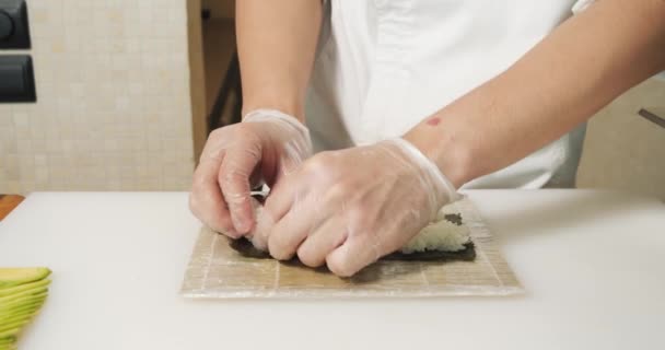 Close Van Mannelijke Handen Van Professionele Chef Kok Handschoenen Koken — Stockvideo