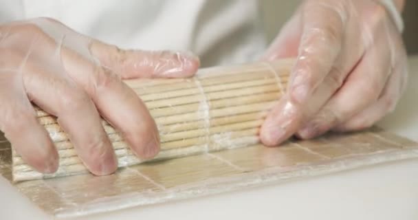 Großaufnahme Männlicher Kochhände Handschuhen Die Der Küche Köstliche Sushi Rollen — Stockvideo