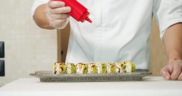 Großaufnahme Männlicher Kochhände Handschuhen Die Sesam Auf Köstliche Sushi Rollen — Stockvideo