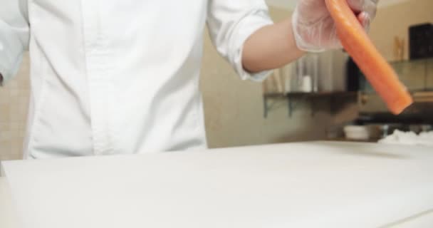 閉じるアップの男性シェフ手で手袋チェック新鮮なサーモンフィレでキッチン — ストック動画
