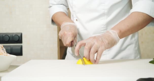 Gros Plan Des Mains Masculines Chef Gants Tranchant Citron Dans — Video