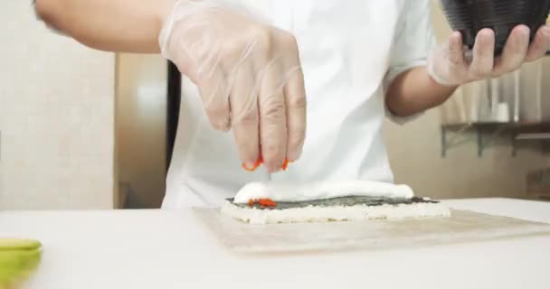 Primer Plano Manos Chef Masculino Guantes Preparando Deliciosos Rollos Sushi — Vídeo de stock