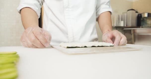Eldivenli Profesyonel Aşçının Erkek Ellerine Yakın Restoranın Mutfağında Lezzetli Suşi — Stok video