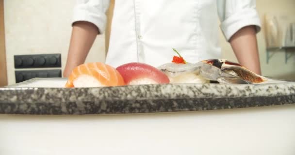 Detailní Záběr Lahodných Sashimi Rýží Rybami Krevetami Talíři Kuchaři Servírují — Stock video