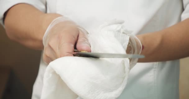 Großaufnahme Eines Küchenchefs Mit Handschuhen Der Nach Dem Schleifen Der — Stockvideo