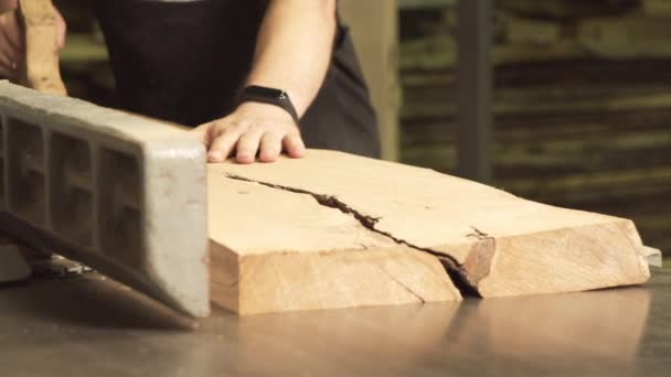 Detailní Záběr Mužských Dělnických Rukou Zpracovávajících Dřevo Pomocí Obráběcího Stroje — Stock video