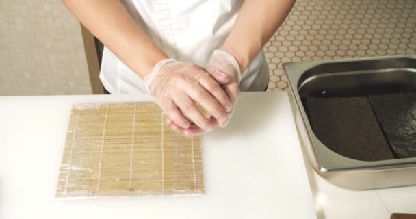 Großaufnahme Männlicher Hände Eines Professionellen Kochs Handschuhen Beim Kochen Köstlicher — Stockvideo