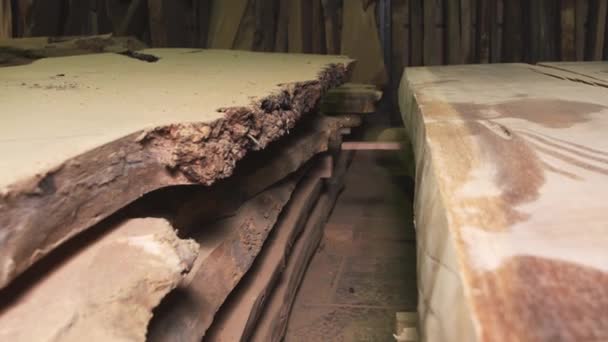 Gros plan de planches de bois dans une usine de meubles. Texture bois