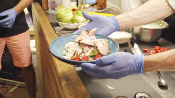 길거리 시장에서 르미와 토마토와 맛있는 샐러드가 나오는 장갑을 요리사 가까이서 — 비디오