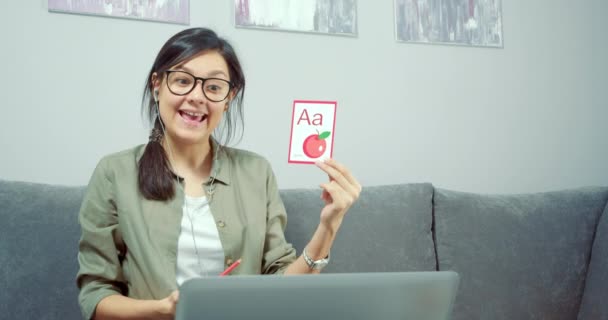 Junge Lehrerin Zeigt Bilder Mit Dem Alphabet Lernt Buchstaben Und — Stockvideo