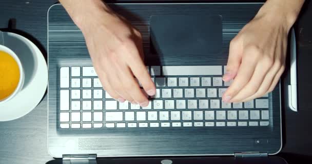 Tutup Tangan Laki Laki Mengetik Pada Laptop Keyboard Tempat Kerja — Stok Video