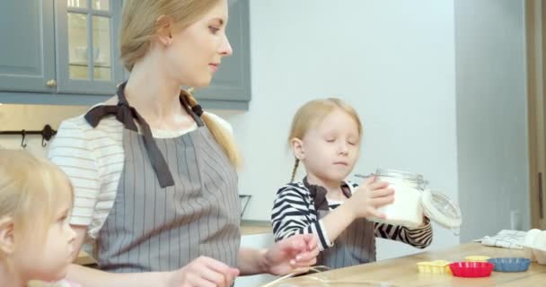 Família Feliz Preparando Massa Para Biscoitos Duas Filhas Bonitos Ajudando — Vídeo de Stock