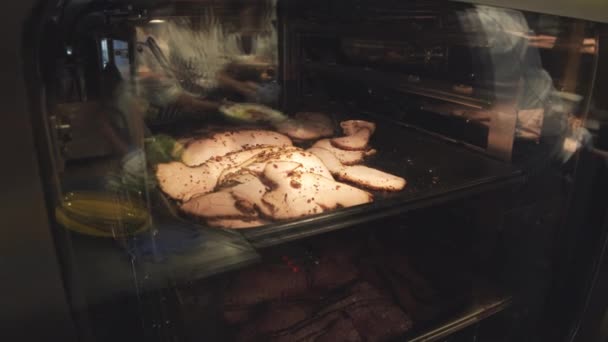 Zbliżenie Pyszne Kawałki Mięsa Pastrami Pieczenia Piekarniku Kuchni — Wideo stockowe