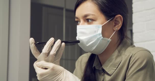 Retrato Uma Jovem Mulher Uma Máscara Médica Protetora Luvas Gravando — Vídeo de Stock