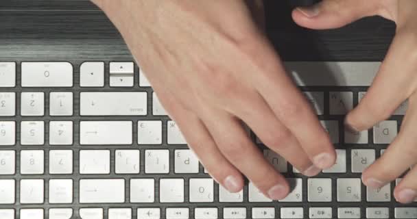 Tutup Tangan Laki Laki Mengetik Pada Laptop Keyboard Tempat Kerja — Stok Video