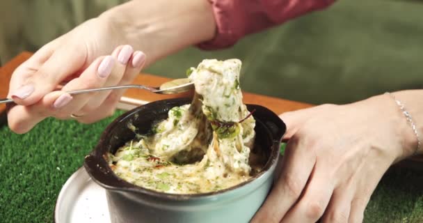 用勺子把拿着洋葱汤芝士皮的女手合拢来 令人垂涎三尺的奶酪 — 图库视频影像