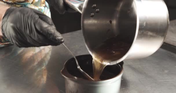 Detailní Mužské Kuchařské Ruce Rukavicích Podávající Vývar Pro Sýrovou Cibulovou — Stock video