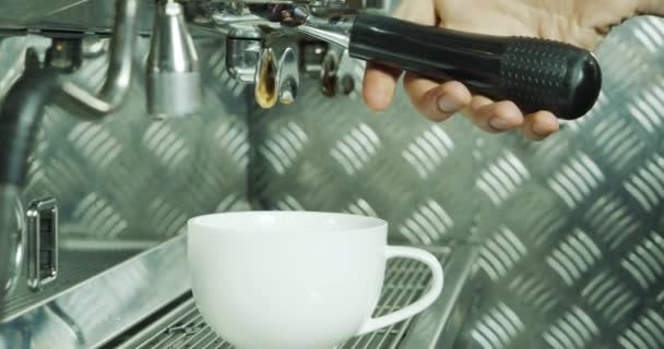 在咖啡机里做浓缩咖啡的过程 Barista男性手在咖啡店煮咖啡 — 图库视频影像