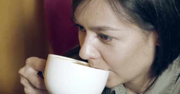 Kafede Evde Sıcak Kapuçino Içen Genç Bir Kadının Yakın Portresi — Stok video