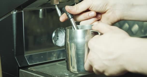 Zamykamy Proces Parzenia Kawy Profesjonalny Barista Potrząsający Mlekiem Cappuccino Kawiarni — Wideo stockowe