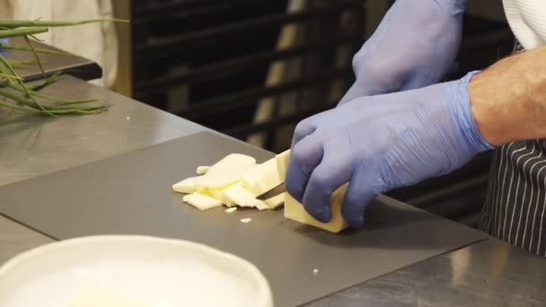 Close Van Mannelijke Chef Kok Handen Handschoenen Snijden Kaas Aan — Stockvideo