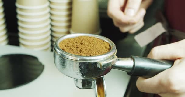 Proceso Hacer Café Expreso Una Cafetera Barista Manos Masculinas Haciendo — Vídeos de Stock