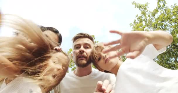 Família Feliz Tirando Selfie Gravando Vídeo Inclinado Sobre Câmera Sorrindo — Vídeo de Stock