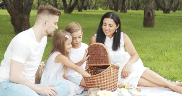 Lycklig Familj Med Barn Vilar Gräset Picknick Pittoresk Trädgård Liten — Stockvideo