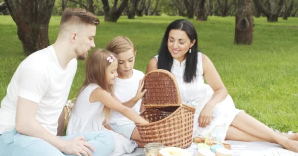 Família Feliz Com Crianças Descansando Grama Durante Piquenique Jardim Pitoresco — Vídeo de Stock