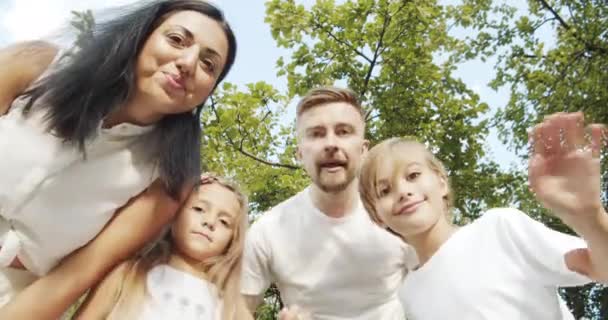 Šťastná Rodina Selfie Nebo Nahrávání Videa Naklánějící Přes Kameru Úsměvem — Stock video